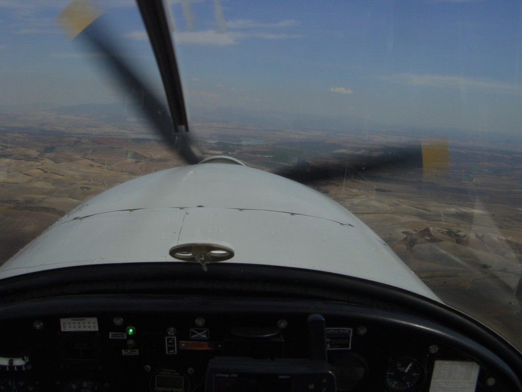Im September aus dem Cockpit des Eurostars EV 97 der Flugschule Patrick Nagel westlich von Jerez de la Frontera nach Norden schauend.